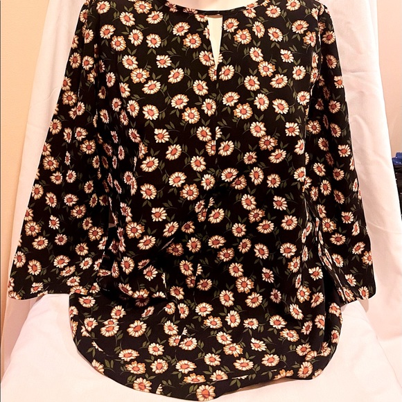 Van Heusen Tops - Daisy Print Keyhole Mixed Media Top